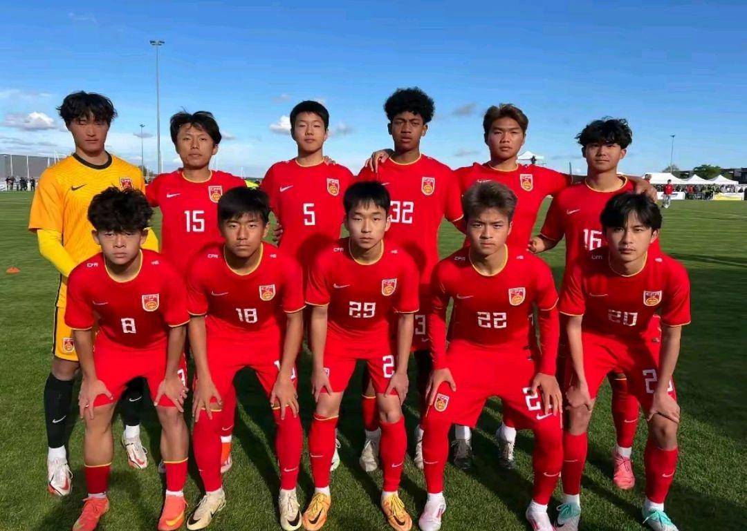 包含足球俱乐部争分夺秒，国内球员斗志昂扬的词条