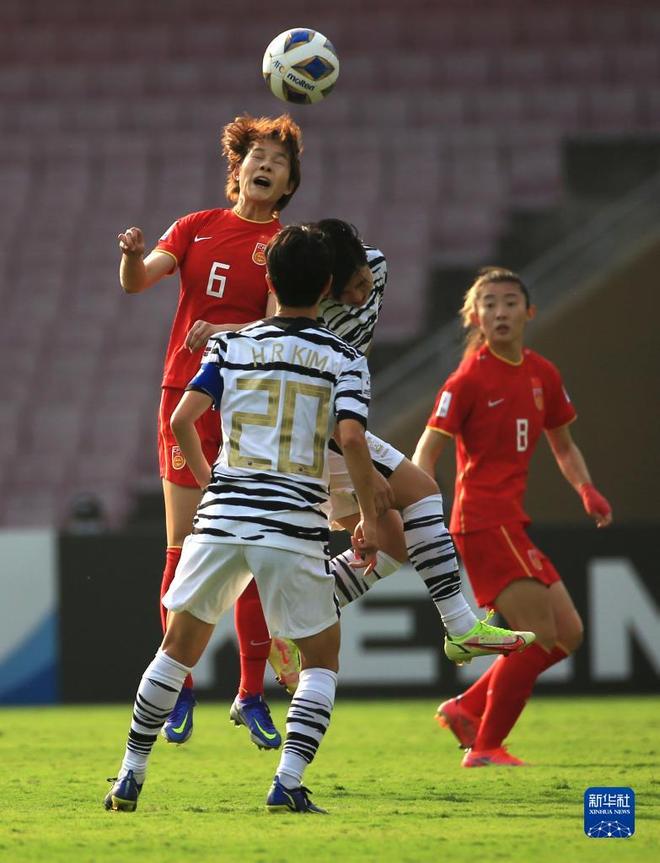 中国女足傲视群雄，夺得冠军奖杯