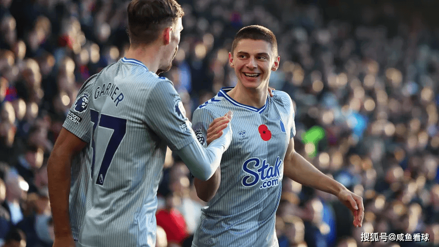 包含埃弗顿爆冷胜热刺，英超三强竞争更加激烈的词条