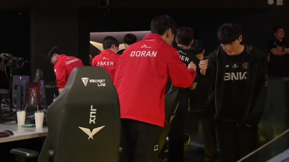 DK轻取V5,Uzi团战一打五八强赛3:2(柏林) DK轻取V5,Uzi团战一打五八强赛3:2(柏林)