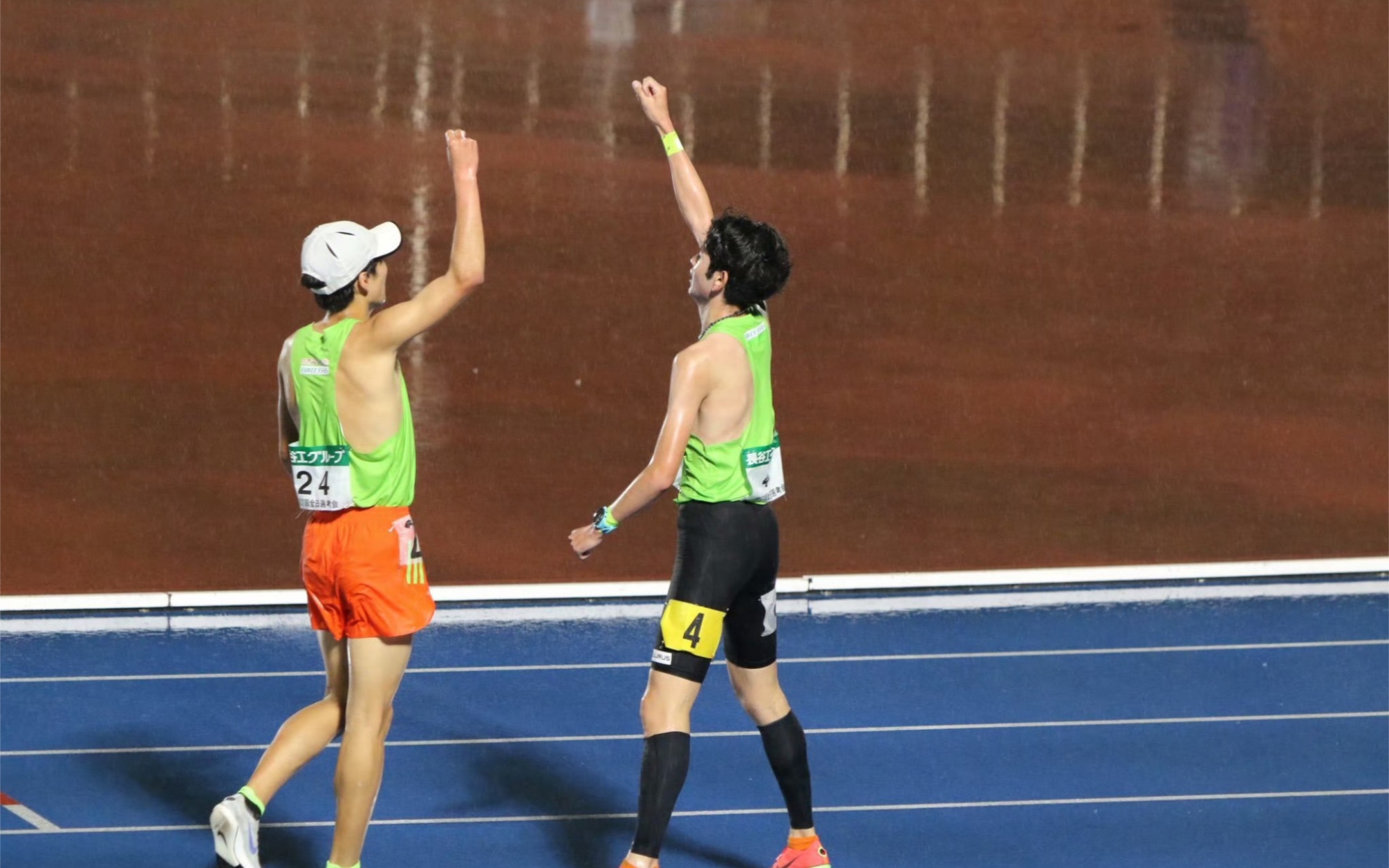 顽强拼搏！选手冲刺终点线，差距微弱