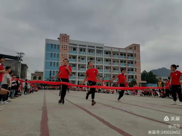 顽强拼搏！选手冲刺终点线，差距微弱