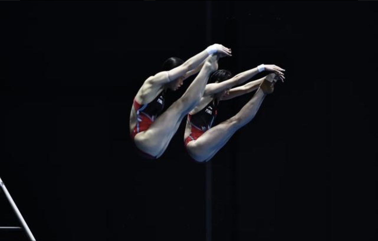 悉尼奥运会跳水比赛现场惊险一幕