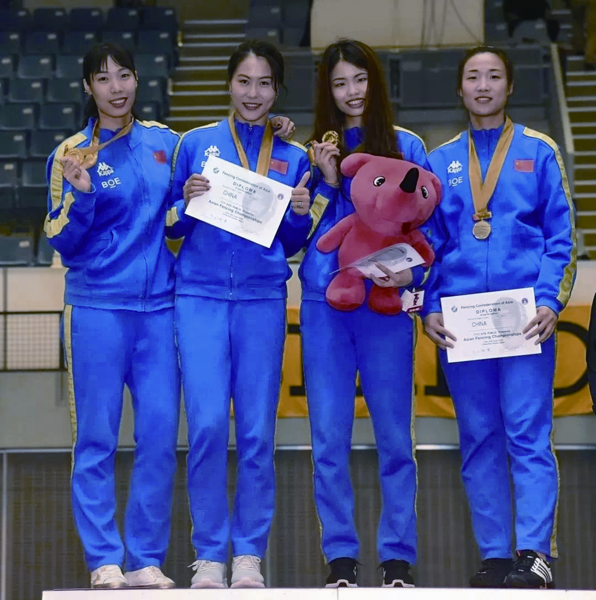 荷兰选手力克对手，夺得女子团体第一名