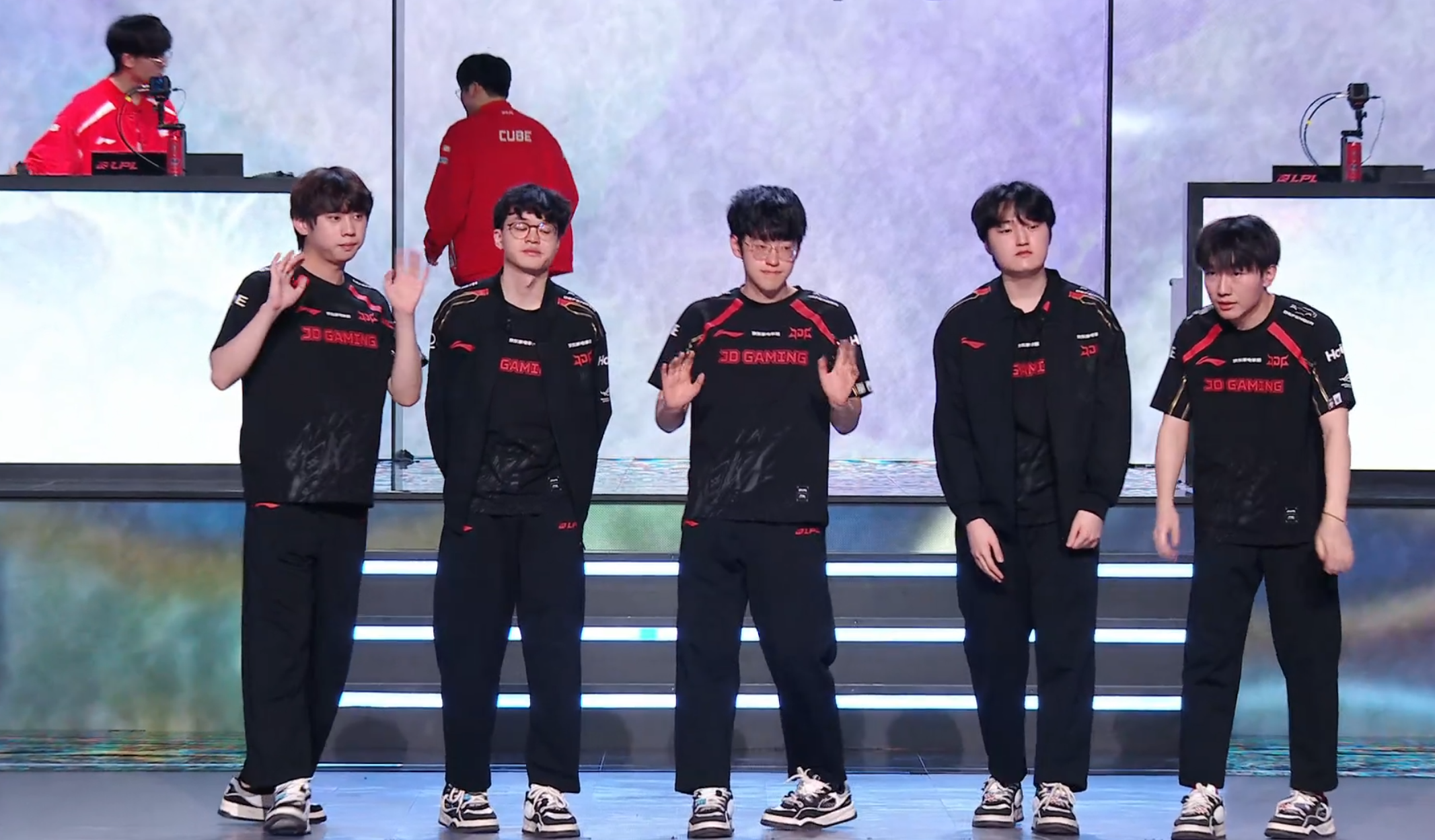 包含RNG碾压马德里竞技，Scout关键团战开团秒人焦点之战半决赛，让粉丝疯狂欢呼的词条