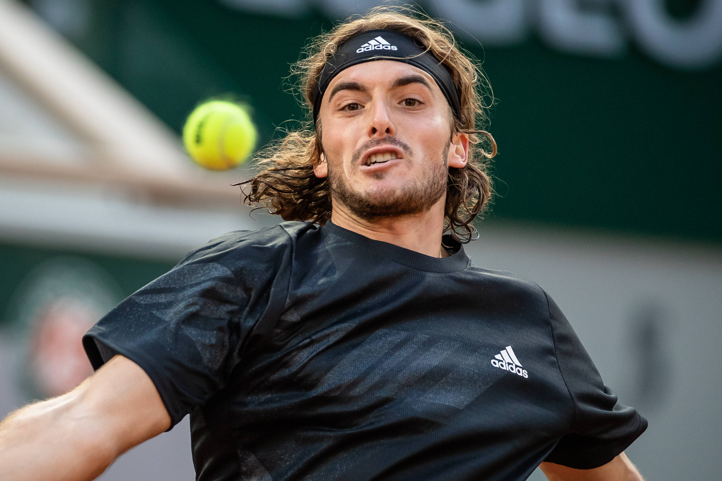 包含意大利网球队翻盘法国网球队，西西帕斯打破历史纪录的词条