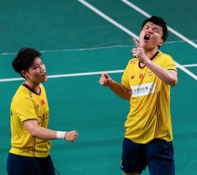 包含法国队轻取中国队，黄鸭组合统治全场的词条