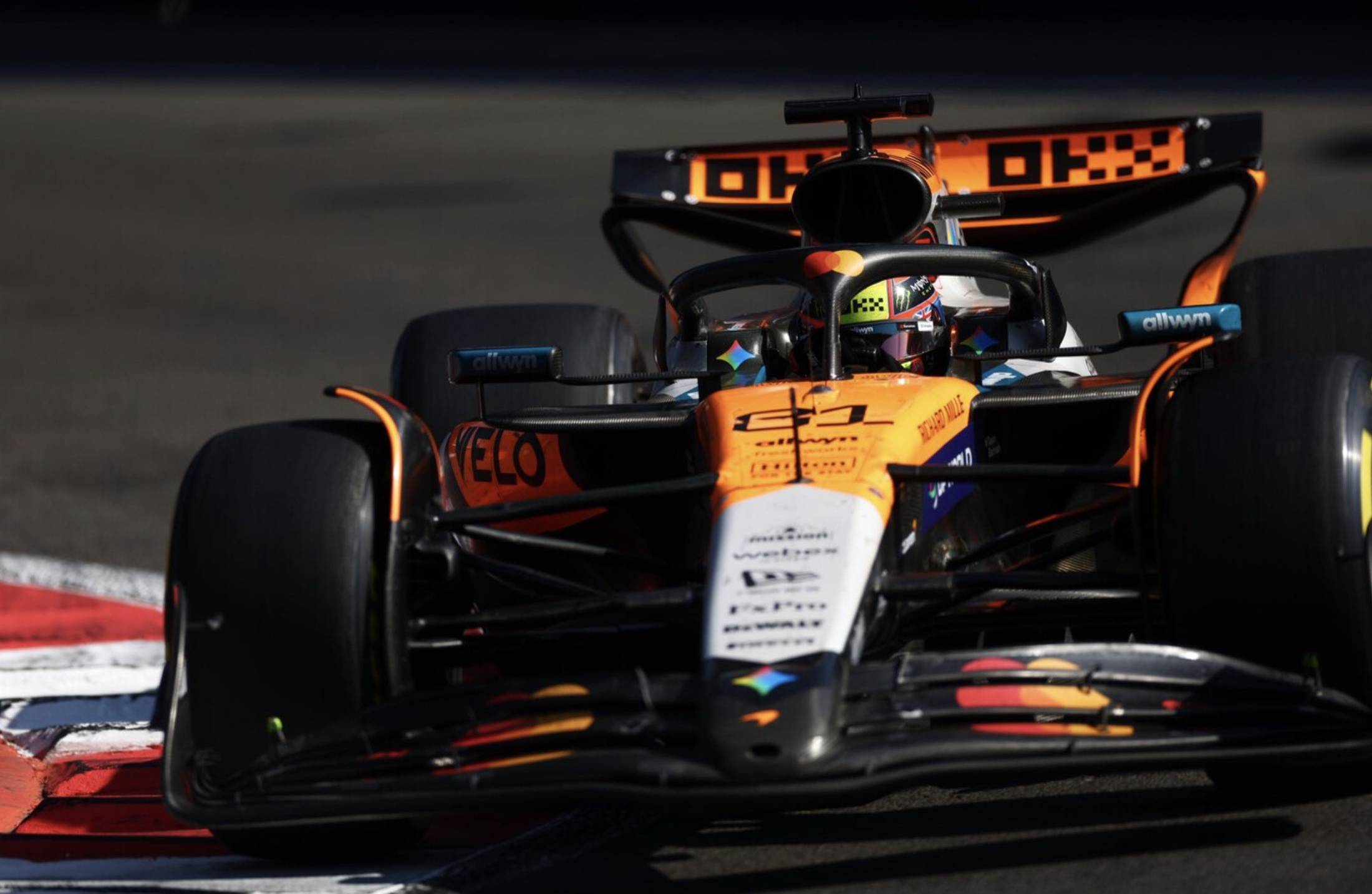 迈凯伦碾压阿斯顿马丁,皮亚斯特里扛起全队 迈凯伦碾压阿斯顿马丁,皮亚斯特里扛起全队