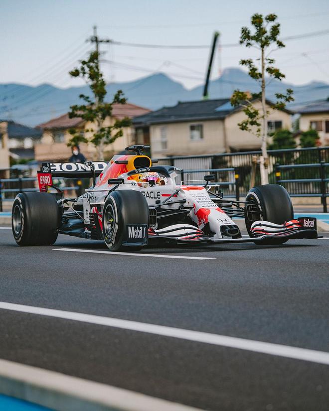 法拉利险胜红牛二队，佩雷兹关键制胜